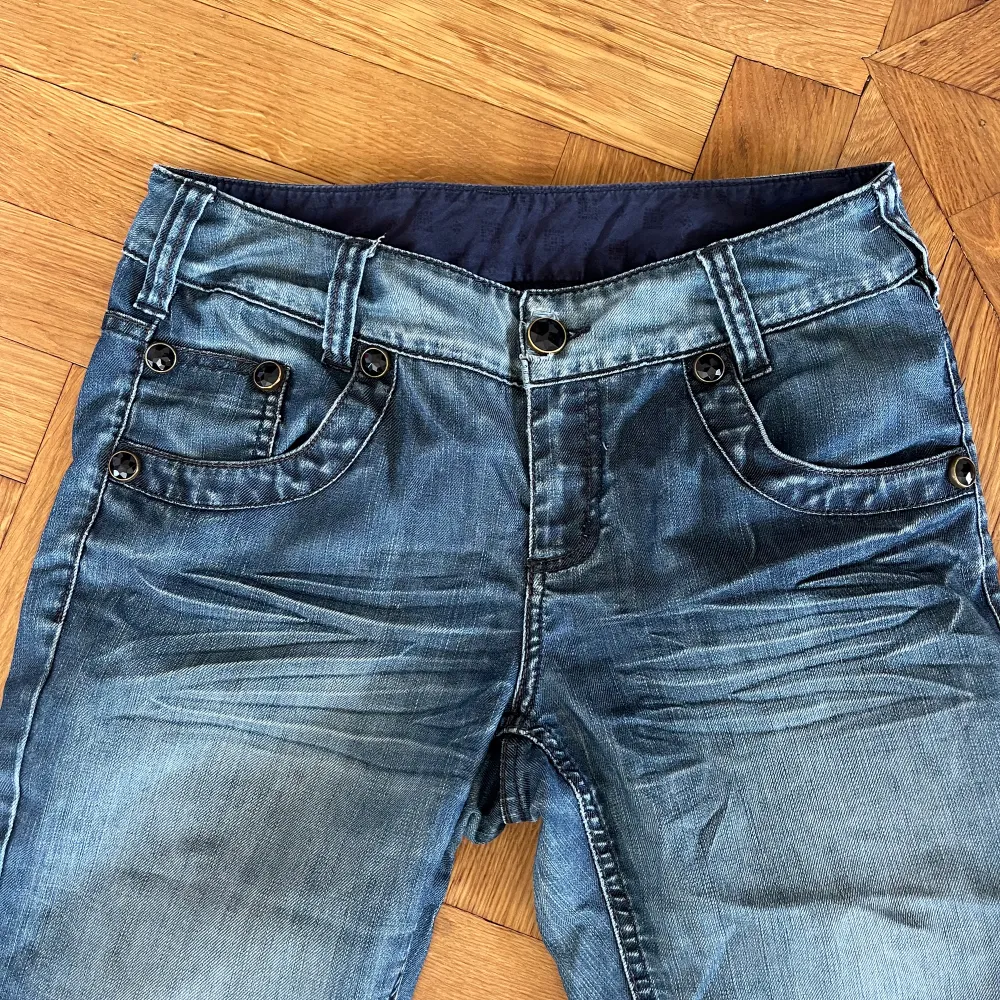 Smuts blåa vintage jeans! Dem var lite för korta för mig. Medel midjade. Lite slitna vid byxänderna.. Jeans & Byxor.