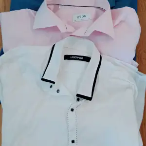 Hjälper min sambo att sälja 3 fina märkesskjortor. Rosa och turkosa skjortan är av märket Eton, storlek 40 och den vita skjortan kostade 2000 kr , märke Lagerfeld storlek 40. Samtliga i fint skick men för små för min sambo . Paketpris: 1000
