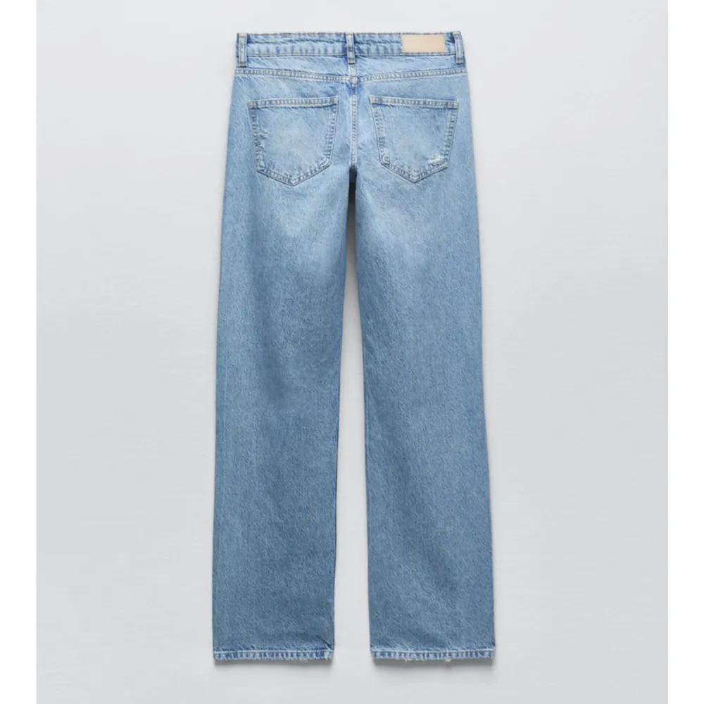 jeansen är ifrån zara och är helt nya, har använt den en gång eller två. de är i storlek 34 men passar nog 36. De är midwaist.. Jeans & Byxor.