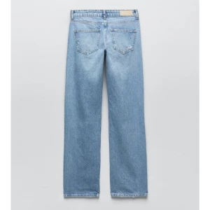 Midwaist straight jeans med hål - jeansen är ifrån zara och är helt nya, har använt den en gång eller två. de är i storlek 34 men passar nog 36. De är midwaist.