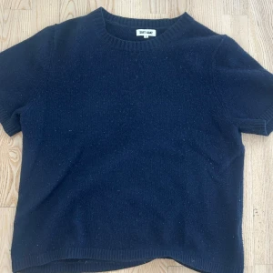 Soft goat tröja - Säljer min kortärmade kashmir tröja (chunky t-shirt) köpt för ca 2 år sedan, har inga hål eller defekter men är lite nopprig.