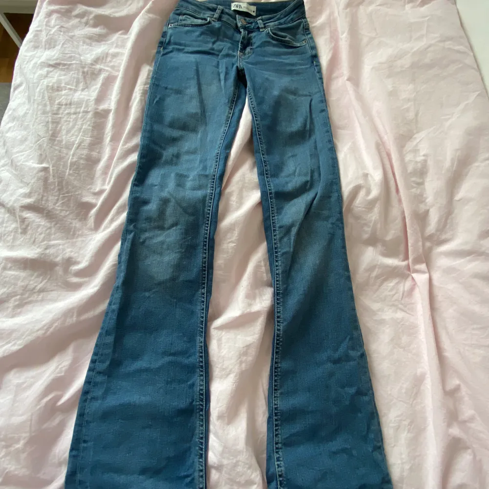 ❗️Som på första bilden fast i en ljusare färg(se bild 2). Fint skick, använda endast några gånger pga för långa för mig som är ca 155cm🙌. Jeans & Byxor.