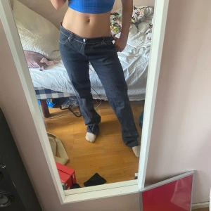 Ursnygga jeans   -  Jeans me snygg broderi på fickan säljes då de tyvärr inte passar mig. W42 
