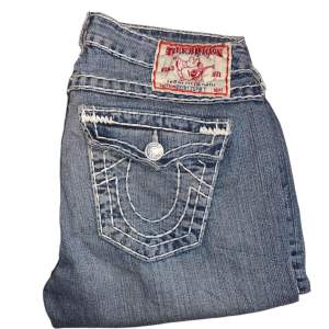 True Religion jeans bootcut fit super T. W29 [Ytterbenslängd 107cm] [Innerbenslängd 84cm] [Midja 39cm] [Benöppning 23cm]
