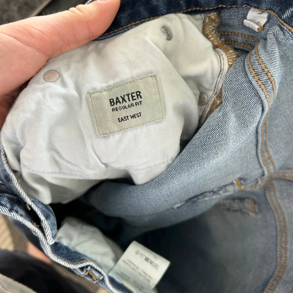Storlek w31 L32, otroligt snygga och sköna jeans, egna slitningar, hör av er vid frågor samt övriga funderingar . Jeans & Byxor.