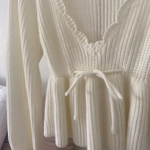 Stickad blus  - Stickad vit blus, knappast använt. Väldigt söt🤍