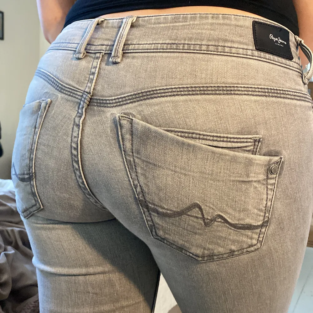 Supersnygga lågmidjade jeans från Pepe Jeans i modellen HOLLY, använda men i gott skick✨storlek 27/34, köpta för 722kr. Jeans & Byxor.