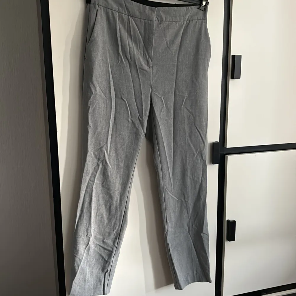 Väldigt fin och elegant grå kostym byxa från Zara och är i Storleken L. De har ett stretchig band där bak!! Ifall det önskas kan jag ta fler bilder privat♥️♥️. Jeans & Byxor.