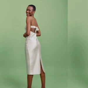 Klänning - Säljer denna fina klänning från Gina Tricot, aldrig använd och är i nyskick💞 Hör helst av er innan ni väljer att köpa snabbt!