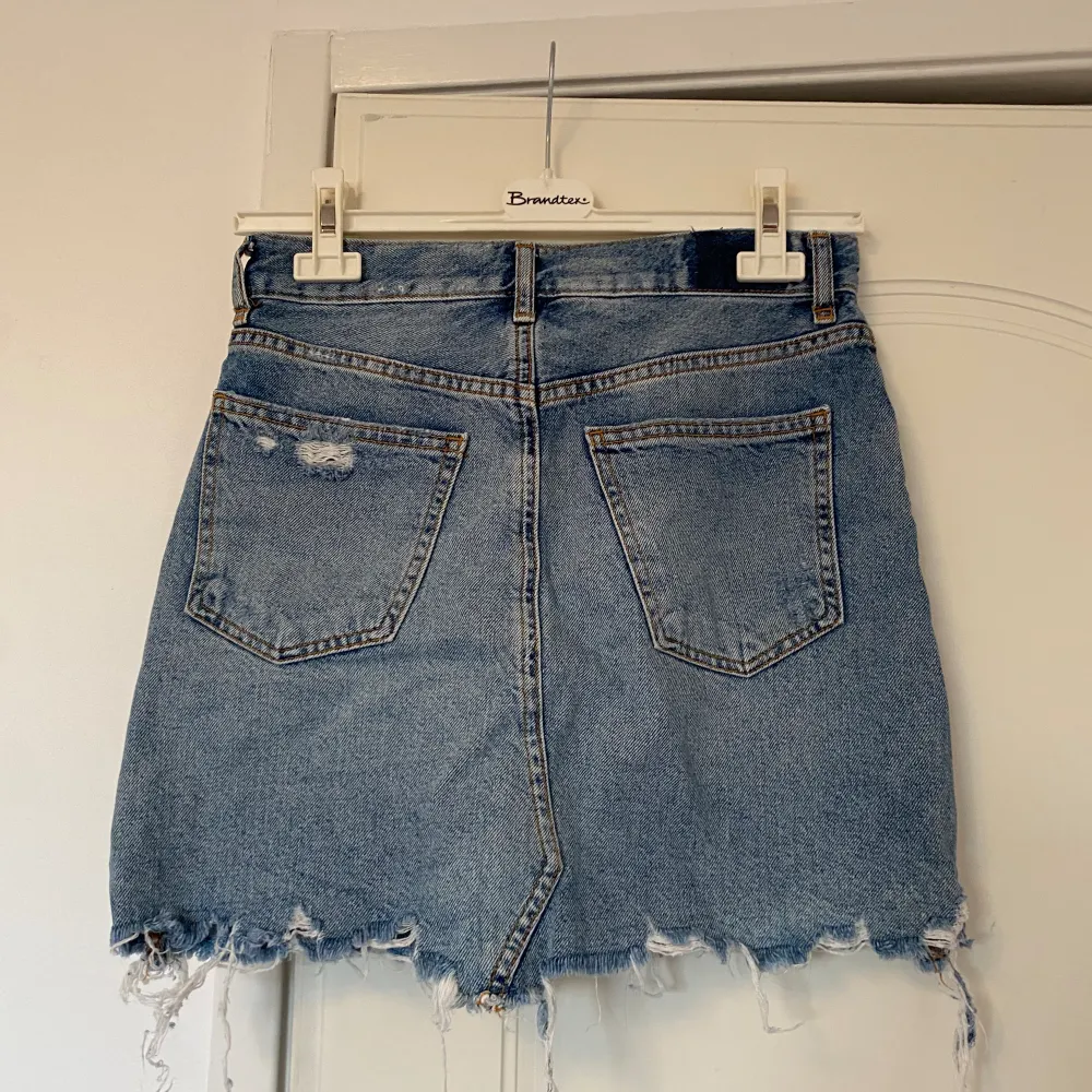 Fin jeans kjol, som är knappt använd från Gina Tricot. Fintskick. Kjolar.
