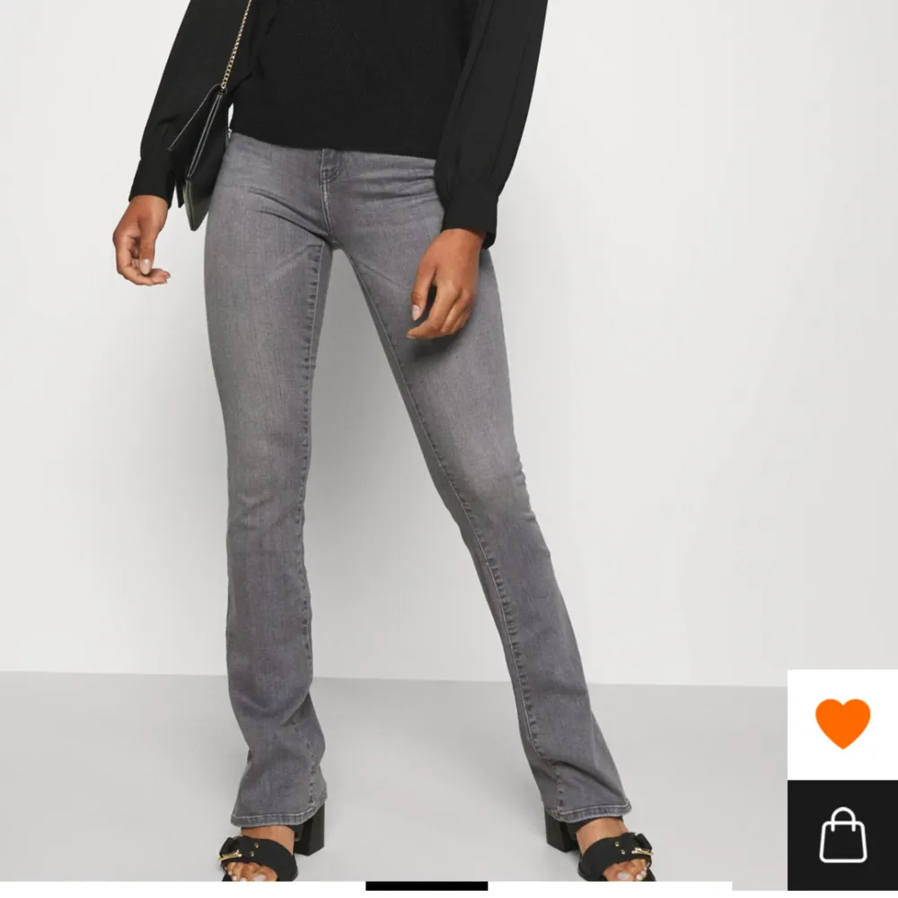 Gråa utsvängda jeans i modellen tall från ONLY/Zalando. Köpt här på plick men säljer då dom var för stora. Storlek L och längd 36. . Jeans & Byxor.