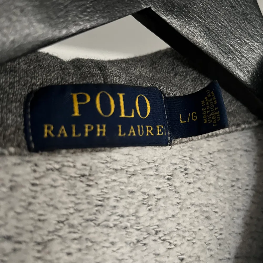 Tja! Nu säljer vi denna snygga hoodie från Ralph Lauren! Väldigt bra skick och knappt använd, 9/10 skick! Inga fel och inga defekter eller slitage alls! Storlek L men passar M bra! Bara att höra av er vid funderingar! Priset går också att diskutera!. Hoodies.