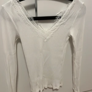Spets tröja - Passande fin tröja som kan användas på alla olika tillfällen. Har denna i svart därför säljer jag den i vit. Kom privat för bilder på!