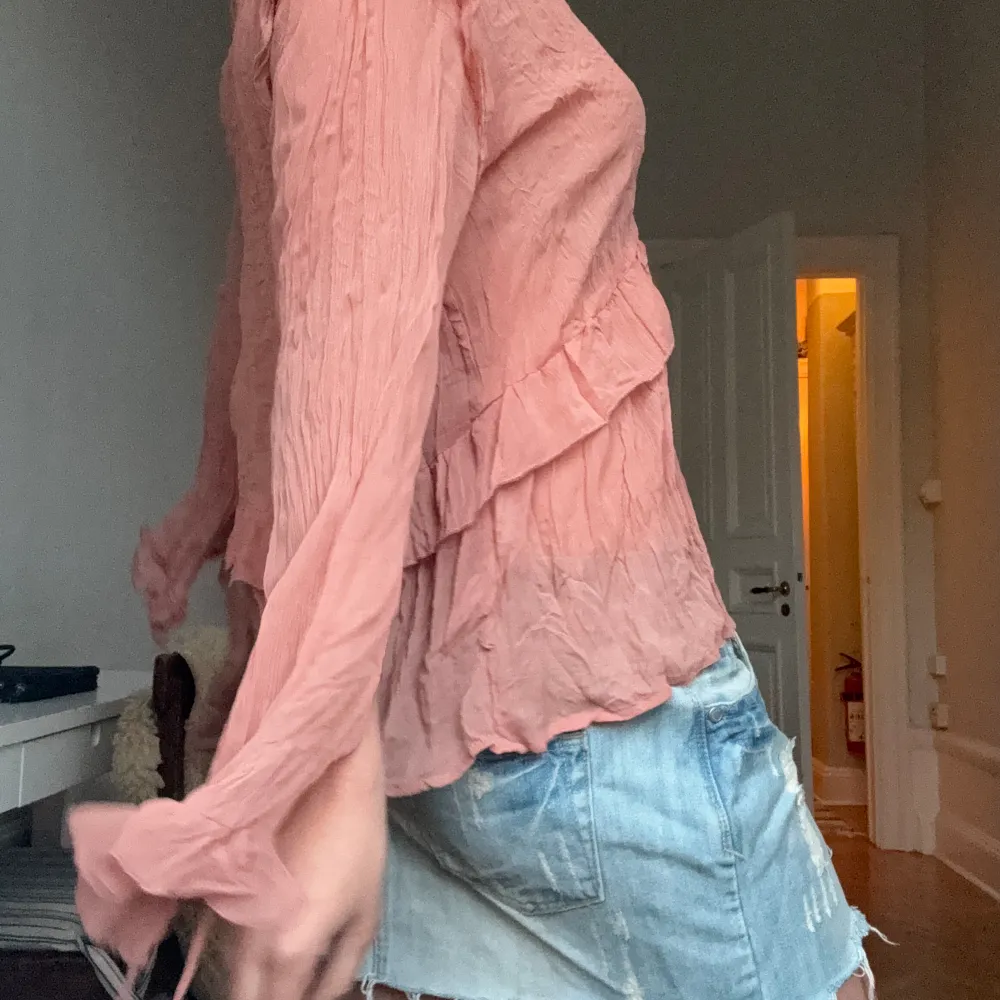 Så fin zara topp i rosa färg perfekt att ha till olika tillfällen i sommar! Storlek S. Blusar.