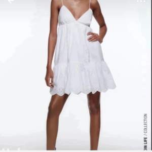 En jätte söt klänning från Zara, kommer ej till användning därav säljer jag den, använd 2 ggr, stl S❤️