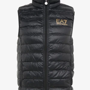 Emporio Armani Väst - En EA7 Väst storlek L ( Passar S-M ), 10/10 skick, inga skador, köpt som ny från Zalando för 1499kr.