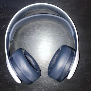 Playstation Pulse 3D headset - Perfekt skick, kommer med en USB- chipp som man använder för att koppla hörlurar.   Pris kan diskuteras  