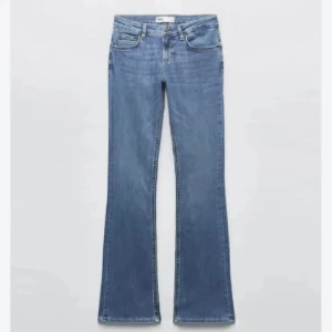 Lågmidjade zara jeans  - Säljer dessa jätte snygga lågmidjade zara jeansen då jag inte får någon användning av dem. De är endast använda fåtal gånger så de är i topp skick!💞 För fler frågor eller egna bilder är det bara att skriva! (Ordinarie pris var 399)😊