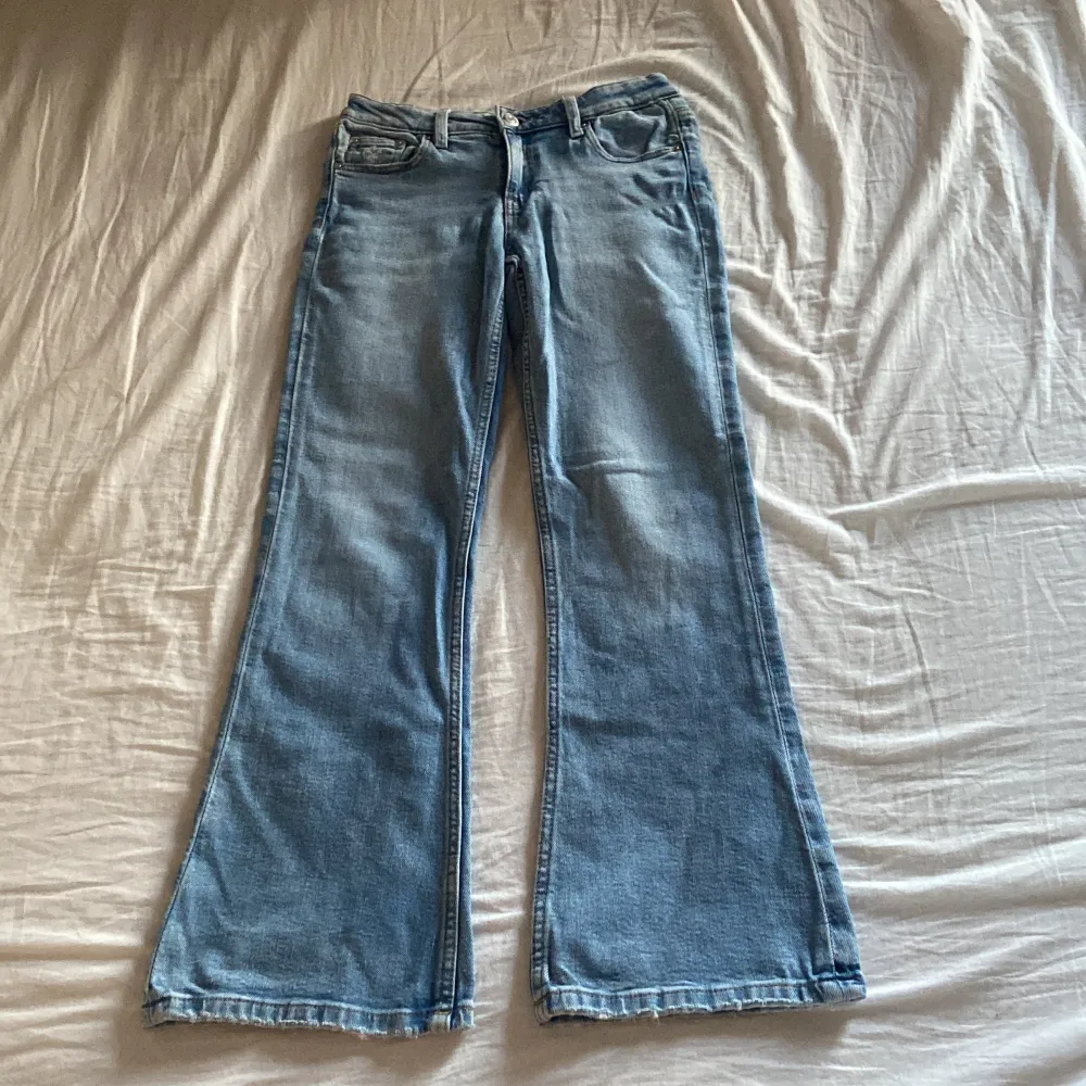 Ett par bootcut jeans från Gina Tricot (young) i storlek 146, normal pris 299kr och säljer för 120kr + frakt! 💓💓. Jeans & Byxor.