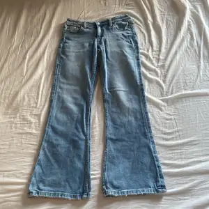 Ett par bootcut jeans från Gina Tricot (young) i storlek 146, normal pris 299kr och säljer för 120kr + frakt! 💓💓