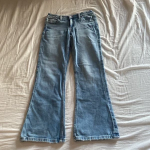 Bootcut Jeans - Ett par bootcut jeans från Gina Tricot (young) i storlek 146, normal pris 299kr och säljer för 120kr + frakt! 💓💓