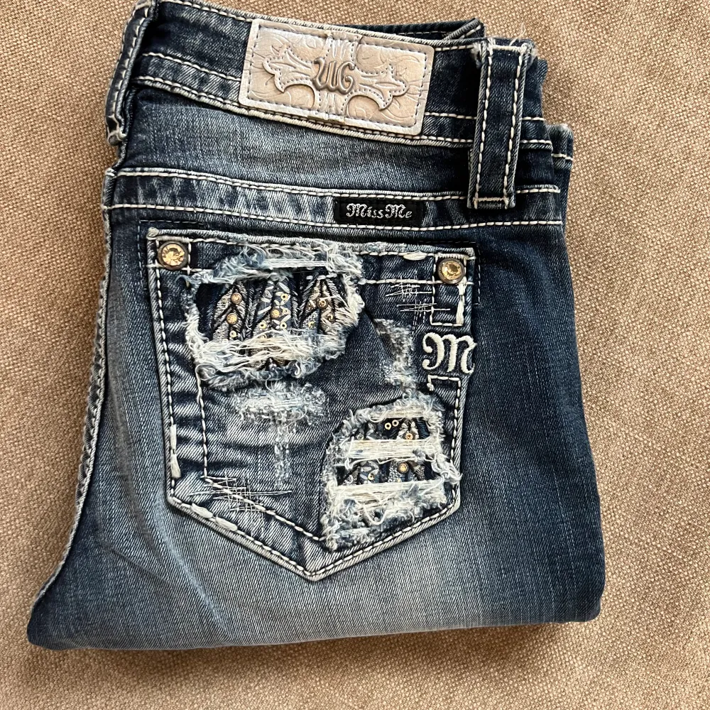 Helt nya lågmidjade bootcut miss me jeans i perfekt skick! Dom är i storlek 26. Hör gärna av er vid frågor eller för mer bilder💞                                                           🤍midjemått: 75cm🤍Benlägnd: 83cm Gmail: trendigaklader@gmail.com. Jeans & Byxor.