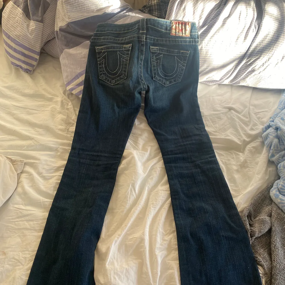 Ett par jätte fina true religion jeans som är tyvärr för små för mig❤️skriv privat för att diskutera pris Midja:35cm längd:94cm. Jeans & Byxor.