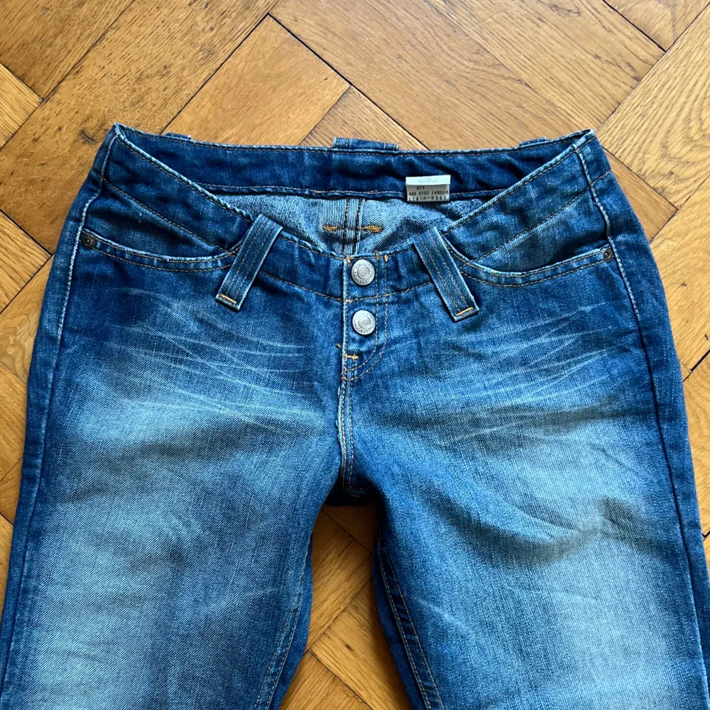 Lågmidjade jeans från Levi’s i modellen 520 Too superlow. Mått i cm: midja: 34, gren: 17 & Innerben: 81. Står ingen storlek men uppskattar till xs (se mått).. Jeans & Byxor.