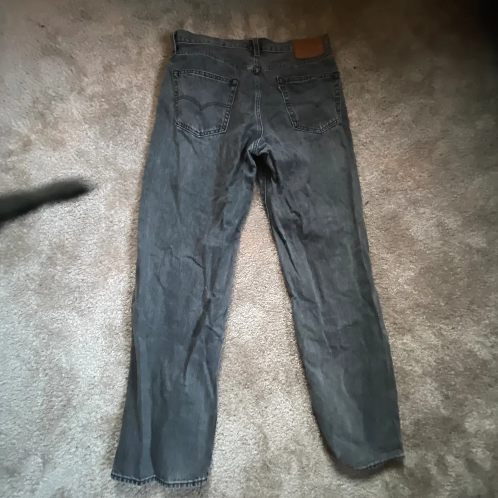 Gamla Levis jeans som legat i garderoben ett tag, de blev för små och är i bra skick. Jeans & Byxor.