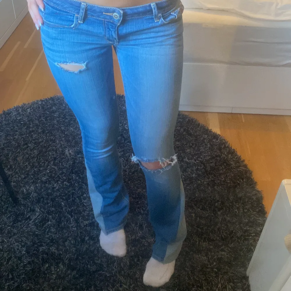 Superfina jeans från hollister med det klassiska mönstret på bakfickorna. Dom är utsydda längst ner. Dom är i storlek 25 i midjan men är stretchiga så dom passar nog upp til 28/29 typ. Står ingen längd men passar mig som har 32. Skriv för frågor!. Jeans & Byxor.