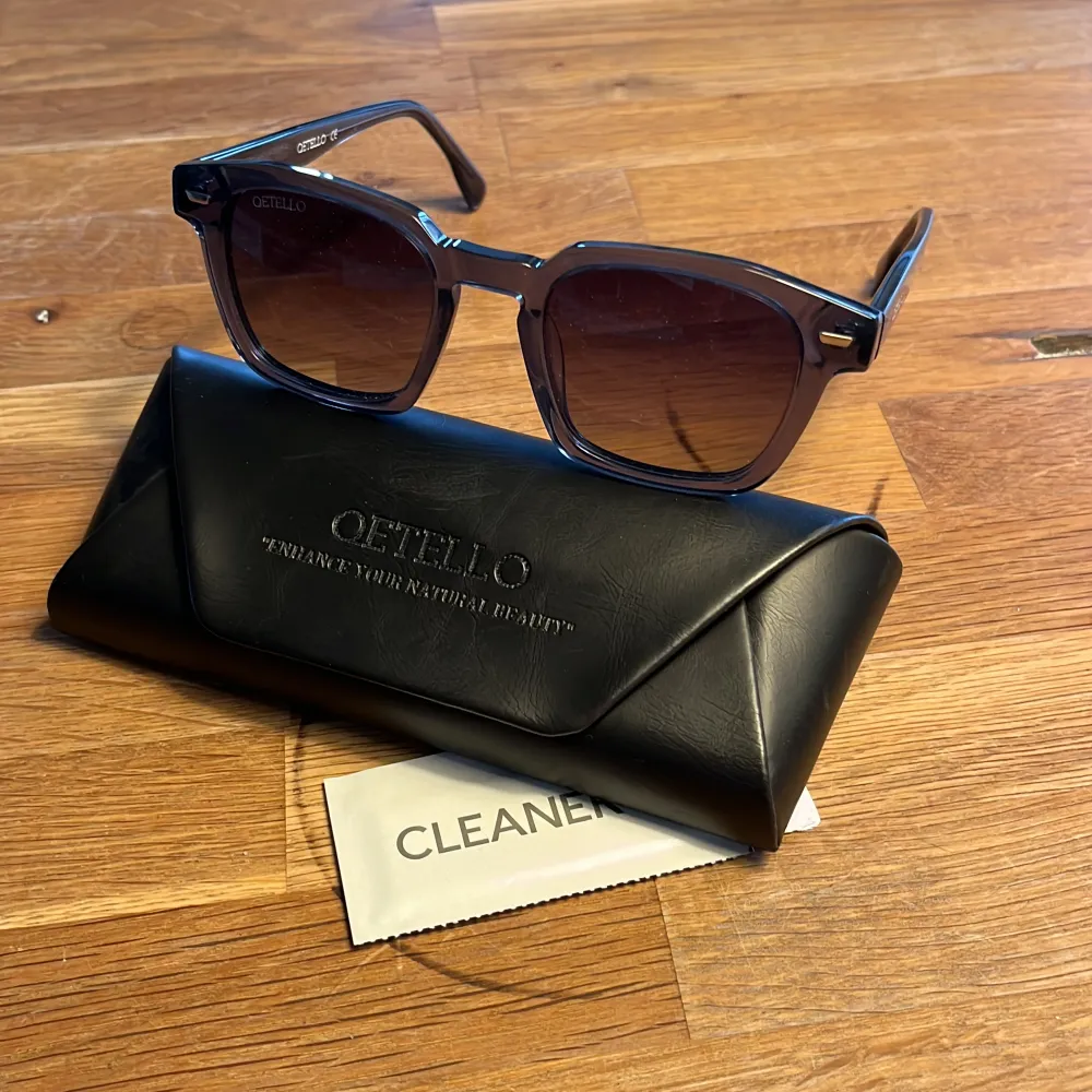 Hej! Säljer dessa gråa solbrillor från Qetello! Köpta för 1250kr💸 och är perfekta för sommaren✅⛱️☀️ modellen heter St. Tropez🕶️! Näst intill oanvända!!! Pris kan diskuteras💰. Accessoarer.