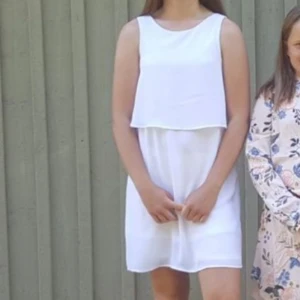 Klänning  - Perfekt skolavslutnings klänning. Hade den på mig för flera år sedan men aldrig använt sedan dess. Den är alltså i nyskick.