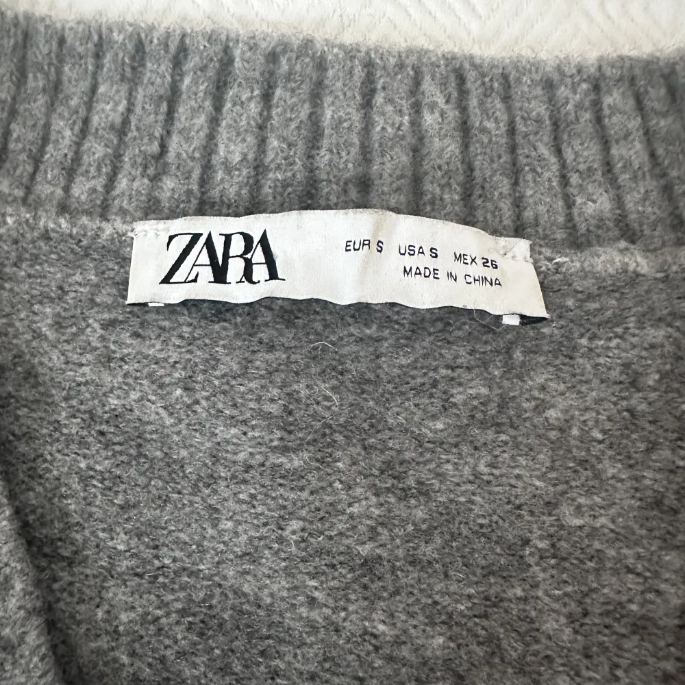 Super fin grå stickat tröja från zara.  Endast använd ett fåtal gånger❤️❤️. Tröjor & Koftor.
