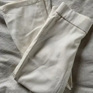 Vita kostymbyxor från Bianca Ingrossos kollektion med Nelly. Helt oanvända ⭐️