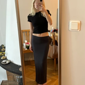 Långkjol  - Såå fin grå långkjol i stretchigt material. Storlek S. Bara använd någon enstaka gång. 🤍🤍 