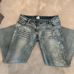 Säljer dessa superfina lågmidjade jeans med unika detaljer både på benet och fickan! Köpta på plick, i fint skick (lånade bilder). Meddela gärna om du har några frågor💕