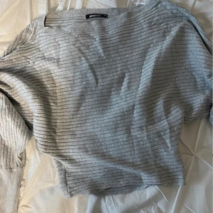 Tröja  - Från Gina tricot, fint skick. Skönt material!   Något croppad passform. :)