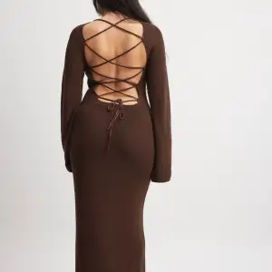 Superfin stickad klänning från NA-KD. Aldrig använd💗 Ny pris runt 700 kr