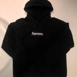 Säljer denna Supreme box logo hoodie för jag ångrade mig när jag köpte den,  Den är i bra skick och material  Vet ej om den är äkta därav priset men köpte den på plick :)