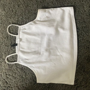 Två-pack toppar - Ett vitt och ett svart linne. Kort model. Säljer för att de är för små för mig. Bra skick.