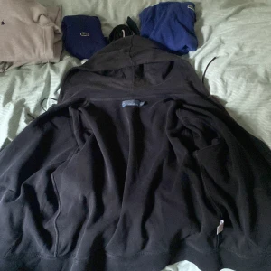 Ralph lauren zip ⚠️gammal style⚠️ - L skick 7/10 lite flisig på arm kanten som man kan se på sista bilden men annars är den bra skick använd typ 1 gng för den var för stor för mig 😊