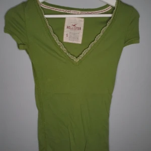 Hollister topp med vit spets  - Kramar kroppen