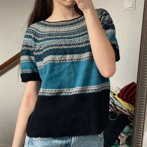 Stickad tröja  - Helt ny stickad kortärmad blå tröja/t-shirt med så fina mönster och detaljer.🌟 Köpt från märket Monson🌟 Har endast testat!