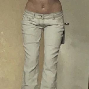 Lågmidjade straight/bootcut jeans - Snygga Lågmidjade jeans från Lanki 💞 Midjemått 39 innerbenslängd 84 jae 165 ❤️