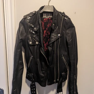 Skinnjacka från Jofama - Svart jacka i äkta skinn från Jofama by Kenza. Säljes pga för liten för mig. Väldigt bra skick. Passar en liten 36:a.