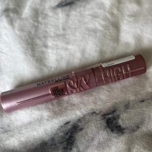 Säljer den här nya och helt oöppnade sky high mascaran från maybelline new york! Som ni ser är tejp o så kvar på förpackningen. Pris: 70kr