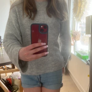 Low waist jeansshorts  - Säljer nu dessa supersnygga low waist jeansshorts pga att de blivit för små 💗 storlek 150💗 dom är omklippta från jeans till jeansshorts av mig💗 hade ett litet hål men som vi har lagat ( man kan se på bild 5 )💗 skriv till mig privat vid intresse💗