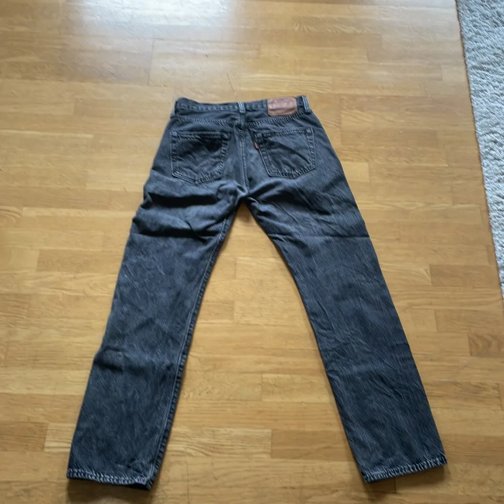 Säljer mina Levis jeans för att de är för små. Jeansen är i bra skick, det är bara att skriva vid funderingar och köpare står för frakt.  Nypris: 1100kr. Jeans & Byxor.