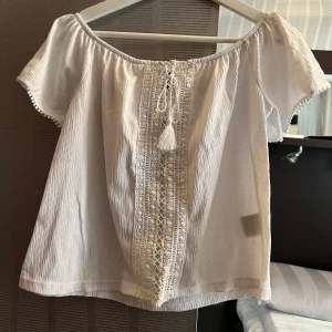 off shoulder blus  - Off shoulder blus från HM i vitt med mönster. Aldrig använd. Stl S. 