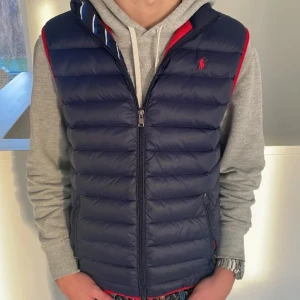 Ralph lauren väst  - Här säljer vi en en väldigt fräsch Ralph lauren väst. Den är använd men i ett sparsamt skick, skulle säga ungefär 8/10 skick. De är inga defekter eller så på den. Det är bara att höra av sig vid frågor eller funderingar. Mvh north-resell